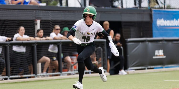 Talons player running from third.